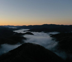 本校卒業生様の空撮写真。高島市のおにゅう峠の雲海。