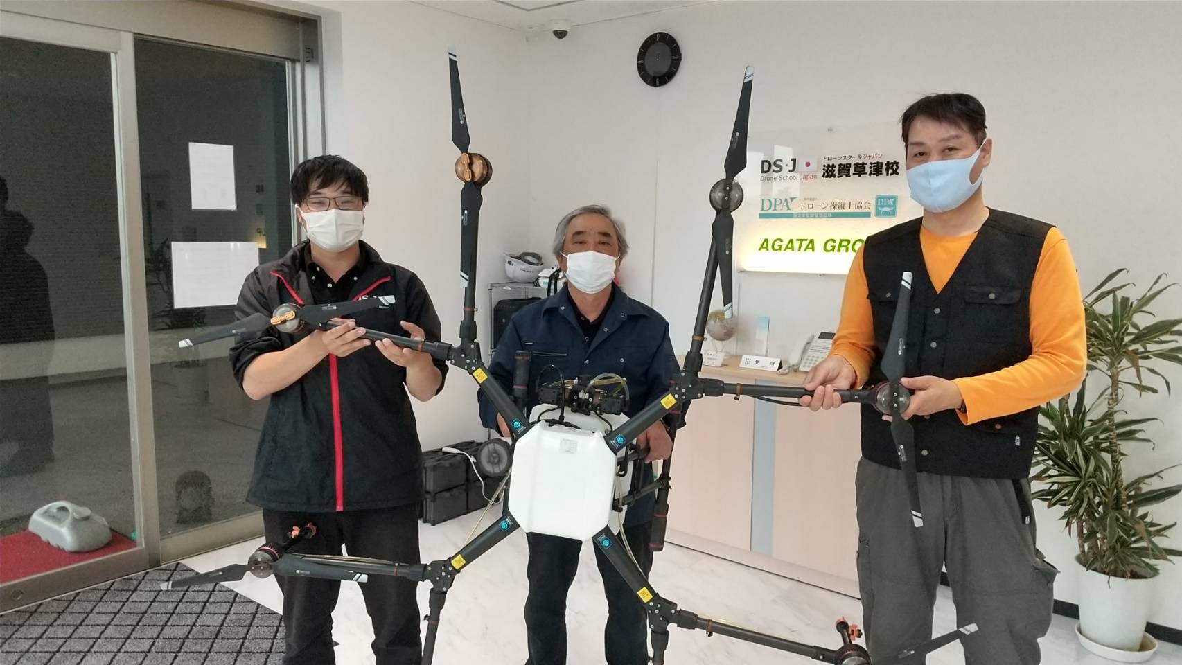 先日農業コースお二人様ご卒業頂きました。UTC農業ドローンオペレーター認定証取得おめでとうございます。