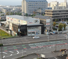 「ドローンを飛ばしてみませんか？無料説明会随時開催中。」というシートを表ガラスに貼りました。