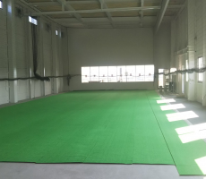 新社屋内にドローンコートの人工芝が敷かれました。