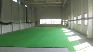 新社屋内にドローンコートの人工芝が敷かれました。