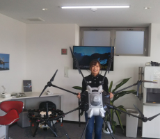 このような巨大なドローンも取り扱っています。産業用ドローン。人よりでかい！！！