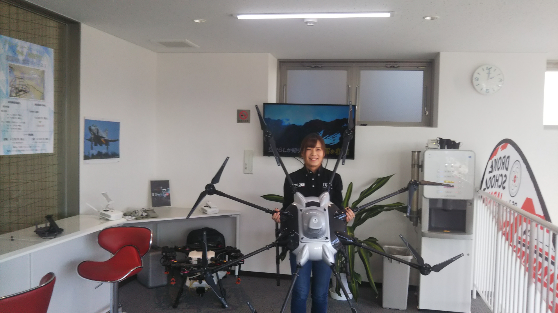 このような巨大なドローンも取り扱っています。産業用ドローン。人よりでかい！！！