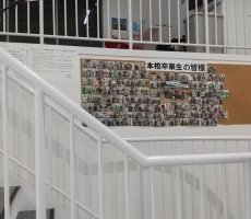 本校卒業生様　開校からの卒業記念写真をボードに。これだけの多くの方々に入学頂きありがとうございます。