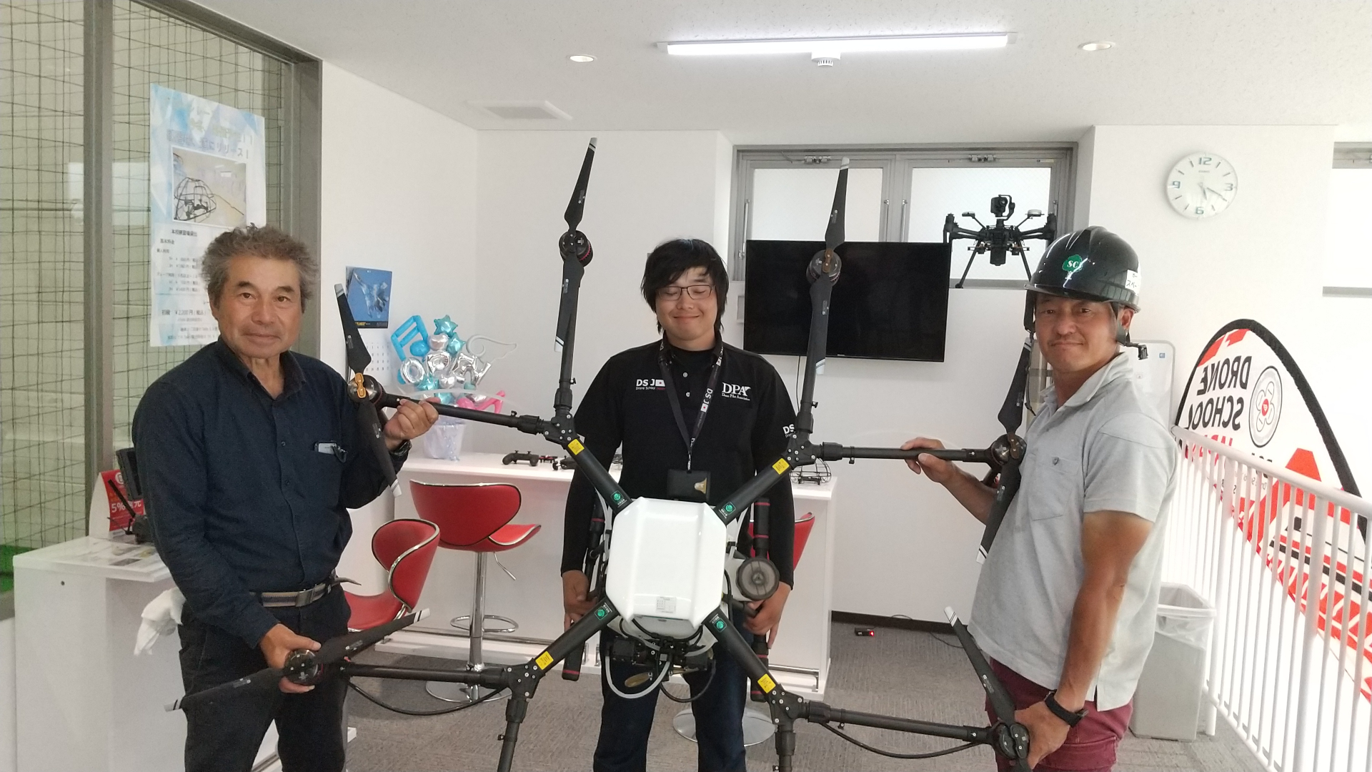 本日　農業コースを修了なさいました。素晴らしい。本校での農業コースは7人目のご卒業。